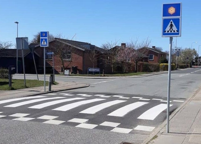 E17 Pedestrian Crossing Signs · Internally Illuminated